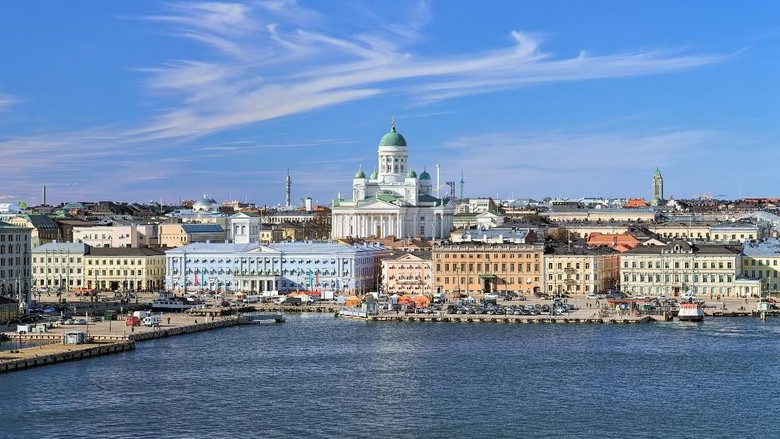Kota Terjujur Dunia Helsinki, Finland. Scenic cityscape with Helsinki Cathedral, South Harbor, Market Square (Kauppatori) and beautiful cirrus clouds over them in the sunny spring day.