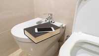 Dan karena dianggap sepele, risiko kontaminasi kuman pada permukaan ponsel kerap terabaikan. Menurut penelitian, permukaan toilet justru 18 kali lebih bersih dari permukaan ponsel. Foto: Thinkstock 