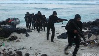 Foto: Latihan ini melibatkan 470 personel dan beberapa alutsista yang ada di jajaran TNI Angkatan Laut mulai KRI LPD, Kal, Hercules C-130 dan Cassa NC-212. (Dokumen Dispen Korps Marinir)