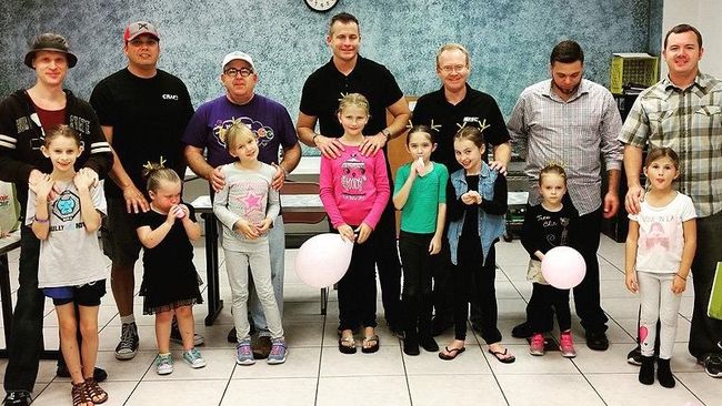 Unik Nih, Bun, Ada Kelas Mengepang Rambut buat Para Ayah