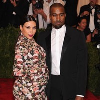 Korban lainnya adalah gaun yang Kim Kardashian pakai di Met Gala 2013. Hamil besar, Kim Kardashian mengenakan gaun floral lengan panjang ketat Givenchy yang didesain oleh Riccardo Tisci. Foto: Dok. Getty Images
