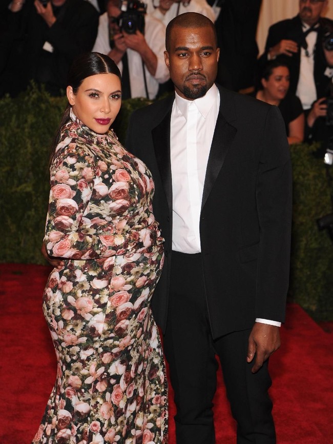 Korban lainnya adalah gaun yang Kim Kardashian pakai di Met Gala 2013. Hamil besar, Kim Kardashian mengenakan gaun floral lengan panjang ketat Givenchy yang didesain oleh Riccardo Tisci. Foto: Dok. Getty Images