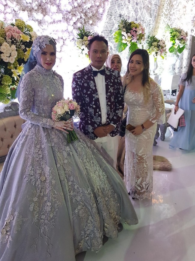 Desainer busana pengantin tersebut, Fransisca Irene memboyong kain brokat dari Ellie Saab agar tampilan Angel Lelga lebih spesial. Hijab yang dikenakan Angel Lelga merupakan paduan kain brisket yang bergradasi dan berkilau. Foto: Instagram