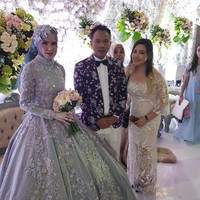 Desainer busana pengantin tersebut, Fransisca Irene memboyong kain brokat dari Ellie Saab agar tampilan Angel Lelga lebih spesial. Hijab yang dikenakan Angel Lelga merupakan paduan kain brisket yang bergradasi dan berkilau. Foto: Instagram