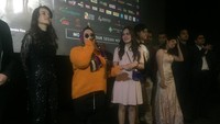 Sebelum nonton, disapa dulu nih sama para pemain seperti Sandy Aulia dan Samuel Rizal. Ada juga Melly Goeslaw dan Anto Hoed tuh. Foto: Ken Yunita
