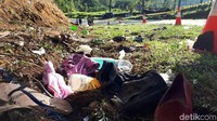 Barang-barang milik korban mulai dari sepatu, sandal, celana hingga botol minuman.