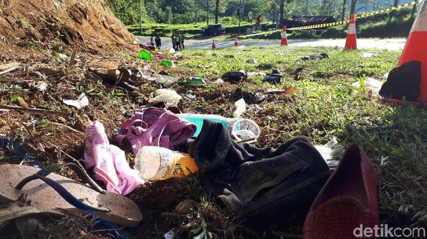 Lokasi kecelakaan maut di Tanjakan Emen telah dipasangi garis polisi. Sementara barang-barang milik korban masih tergeletak di lokasi. Begini penampakannya.