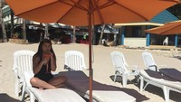 Isabelle santai saja menghadapi kritikan pedas itu. Yang penting, santai di Pantai Boracay Island dulu ya Isabelle!  (Instagram/Isabelle Duterte)