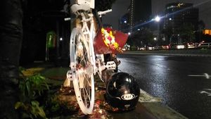 Foto: Bunga dan Replika Sepeda di Lokasi Tabrak Lari Produser RTV