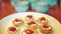 Saat di Moscow, Mark ternyata membuat kudapan manis tradisional. Kue mungil ini namanya symiki. Foto: Instagram @zurk
