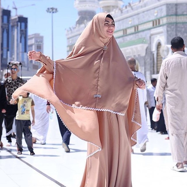 Saat berada di Tanah Suci, Kartika Putri juga memakai khimar syari berwarna khaki dengan detail renda di bagian ujung. Busana yang ia kenakan merupakan pemberian Medina Zein. Foto: Instagram Kartika Putri