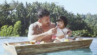Menginap di Kamandalu Ubud, Rio Dewanti terlihat sedang berenang dan Salma sedang asyik menikmati jus semangka. Enak nggak Sal? (Foto: Instagram riodewanto)