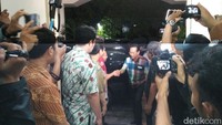 Sultan datang mengendarai mobil hitam nopol AB 10 H. Mobil yang dikendarai Sultan masuk lewat pintu selatan RS Panti Rapih atau lewat pintu ruang jenazah. (Foto: Usman Hadi/detikcom)