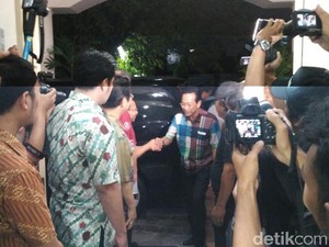 Sultan HB X Besuk Korban Penyerangan Gereja Lidwina di RS Panti Rapih