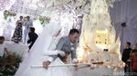 Mesranya Angel Lelga dan Vicky Prasetyo di Resepsi Pernikahan