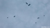 Foto: Sedangkan Rubber Duck Operation (RDO) dengan pesawat Hercules C-130 menuju ke titik pendaratan untuk membebaskan sandera yang berada di Bandar Udara Miangas, dan tim Sea Reder yang sebelumnya telah melakukan Long Range Navigation melaksanakan penyekatan di laut. (Dokumen Dispen Korps Marinir)