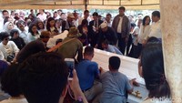 Jenzah mulai dimasukkan ke dalam liang lahat. (Foto: Veynindia Esaloni Pardede/detikHOT)