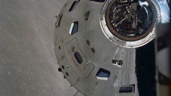 Tampak permukaan Bulan menjelang pendaratan mereka di sana. Foto: NASA