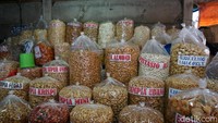 Mau bawa jajanan saat pulang? Di sini, ada beberapa penjual yang menjajakan kacang-kacangan. Bahkan, yang jarang ditemui di Indonesia dan diimpor langsung dari luar negeri (Shinta/detikTravel) 