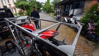Ditemani oleh ibunda, Fadillah langsung membuka kemasan sepeda motor super sport bahkan langsung jajal Honda CBR1000RR SP ini berkeliling jalanan disekitar kediamannya. Foto: PT Wahana Makmur Sejati
