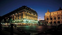 Cafe de la Paix adalah tempat yang populer di Paris. Gedung  de la Paix tampak sangat romatis ketika dilihat dari ujung jalan. Begitu sampai kedalamnya, nuansa manis langsung terasa dengan dekorasi bunga dimana-mana. (Istimewa).