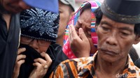 Para keluarga korban kecelakaan tak kuasa menahan tangis.
