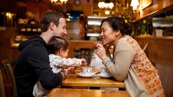 Bahkan di restoran yang merupakan ruang publik saja, tak terlihat ada pengunjung lain. Mungkin sudah dibooking satu restoran supaya tak ada orang umum yang masuk dan mengganggu privasinya. Foto: Instagram @zuck
