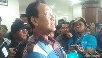 Ya saya sedih dan prihatin. Mengapa sedih? Satu, saya nggak bisa pulang tadi sore jam 16.00 WIB (di Jakarta). Kedua, sedihnya mengapa begini, di Yogya mengapa begini, kata Sultan usai menjenguk korban. (Foto: Usman Hadi/detikcom)