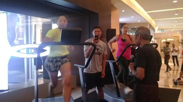 Paulus Pesurnay masih aktif melatih