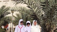 Pose lainnya di Tanah Suci. Foto: Instagram Kartika Putri
