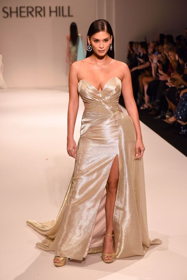 Bak model profesional, Pia Wurtzbach berpose di atas catwalk. Foto: Getty Images