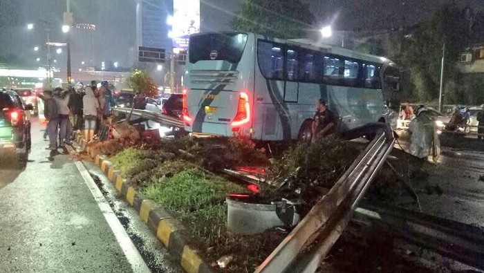 Bus Tabrak Pembatas Jalan Tol Senayan Berujung Kecelakaan Beruntun