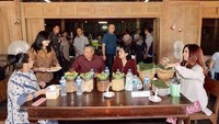 Sudah ke Jogja tapi tak kulineran rasanya tak lengkap. Ibu Ani bersama rombongan singgah di Kopi Klothok yang menyuguhkan suasana asri. Foto: Instagram aniyudhoyono