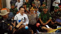 Ketua DPR Bambang Soesatyo (kemeja putih) mengutuk aksi penyerangan itu. Kami harap masyarakat dan umat beragama tidak terpancing dengan peristiwa ini, jaga kekompakan apa yang sudah kita jalankan kerukunan umat beragama sudah berjalan baik jangan dinodai lagi dengan peristiwa atau upaya apalagi dalam tanda petik adu domba antar umat beragama, tutur Bamsoet. (Foto: Ristu Hanafi/detikcom)