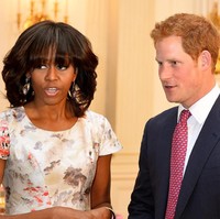 Dengan jelinya, netizen melihat gaun tersebut nyaru dengan gorden di belakang Michelle. Looks like Michelle Obama FLOTUS copied @KimKardashian and wore a floral dress closely matching the draperies! kicau @stefie8888 di Twitter. Foto: Dok. Getty Images