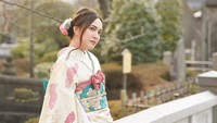 Shandy Aulia tampil cantik mengenakan kimono paduan warna putih dan merah muda. (Foto: dok. Instagram Shandy Aulia)
