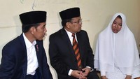 Presiden Jokowi melayat ke rumah anggota Paspampres Praka Abdurrahman ditemani Mensesneg Pratikno (Foto: Dok. Istimewa)