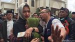Potret Airin Tenangkan keluarga Korban Bus Maut Tanjakan Emen