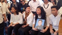 Keluarga Advent Bangun tampak bermata sembab. (Foto: Veynindia Esaloni Pardede/detikHOT)