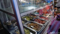 Bagi traveler yang vegetarian, di sini juga ada warung vegetarian yang tidak bikin kantong kempes. Bahkan, kamu bisa menemukan santapan daging yang tidak terbuat dari daging. Wah, seperti apa ya? (Shinta/detikTravel) 