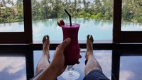 Sambil memandang kolam renang, Rio pun menikmati segelas jus berwarna keunguan. Dengan tulisan, I love monday. (Foto: Instagram riodewanto)