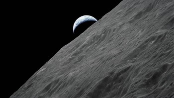 Bumi terlihat mengintip malu-malu dalam foto yang dijepret kru Apollo 17 ini. Foto: NASA