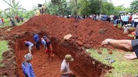 Petugas penggali kubur menyiapkan liang lahat di TPU Legoso, Ciputat Timur, Tangerang Selatan, Minggu (11/2/2018).