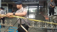 Sebelumnya, jemaat, masyarakat, dan awak media bisa masuk di dalam kompleks gereja di luar batas garis polisi yang dipasang awal tadi. Namun saat ini seluruh pihak yang tidak berkepentingan termasuk awak media diminta keluar kompleks gereja. (Foto: Ristu Hanafi/detikcom)