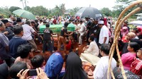 Satu persatu korban kecelakaan bus dimakamkan.