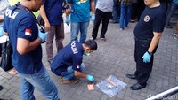 Usai mengevakuasi para jemaat dan korban, polisi pun melakukan olah TKP. Garis polisi dipasang mengelilingi bangunan gereja. Sementara pelaku penyerangan juga sudah dilumpuhkan. 