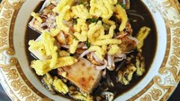 Salah satu yang legendaris juga di Bandung, kupat tahu petis Pak Haji di Jl. Halimun. Pakai kuah petis yang legit pedas dengan taburan kerupuk kuning. Yang doyan petis cocok ke sini, komentar @bandoengfood. Foto: Istimewa