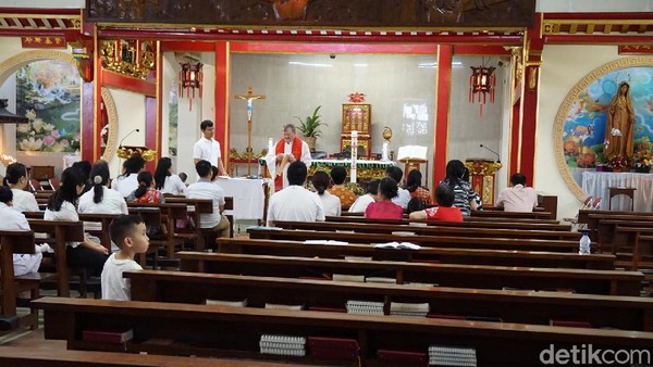 Apabila melihat sekilas dari luar, gereja yang satu ini mungkin tak ubahnya dengan Kelenteng. Nuansa serba merah hingga sepasang patung liong juga menghiasi eksterior gereja ini (Shinta Angriyana/detikTravel) Apabila melihat sekilas dari luar, gereja yang satu ini mungkin tak ubahnya dengan Kelenteng. Nuansa serba merah hingga sepasang patung liong juga menghiasi eksterior gereja ini (Shinta Angriyana/detikTravel)