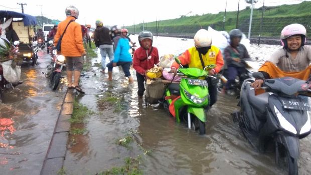 Banyak motor mogok akibat banjir