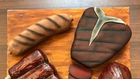 Saat Mark ulang tahun. Tim kerjanya memberikan kue ulang tahun berbentuk unik. Kuenya berbentuk daging panggang hingga sosis. Lucu ya! Foto: Instagram @zurk